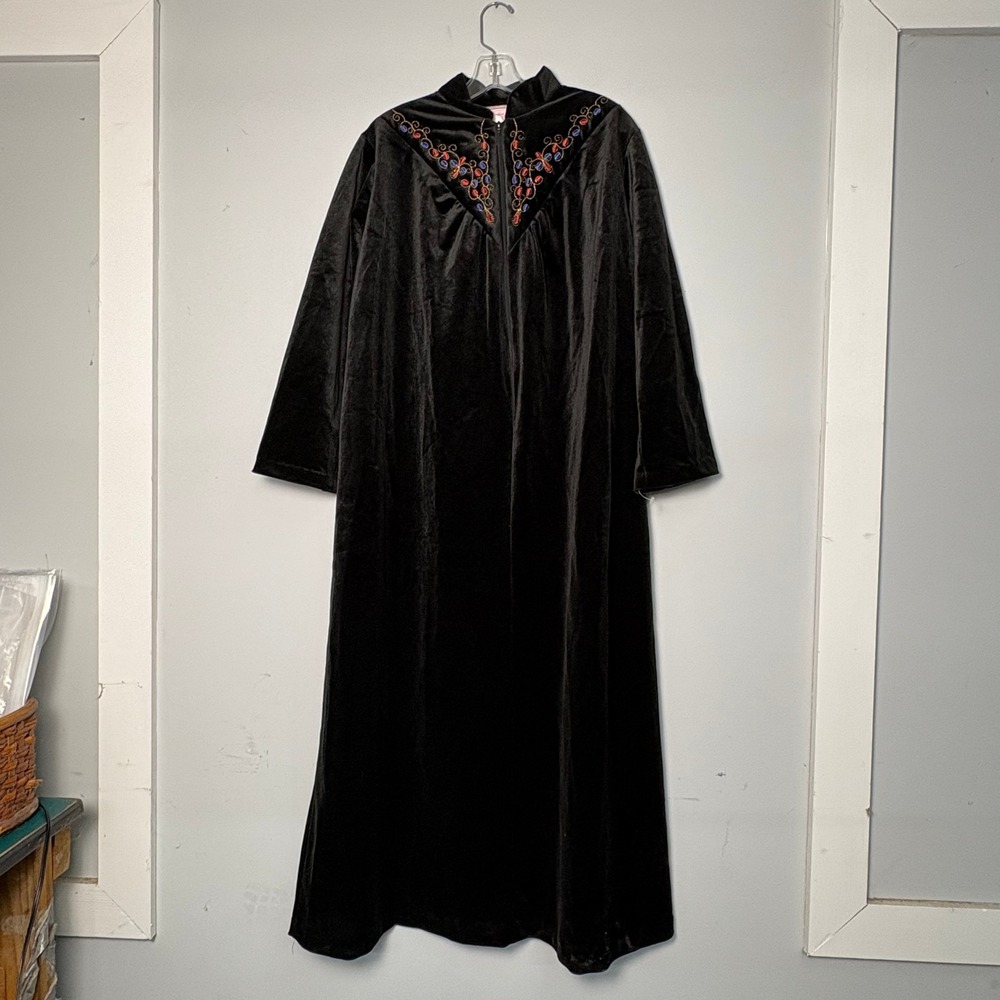 Heather Collection Vintage Black Velour Embroidered Maxi House Coat Robe Medium